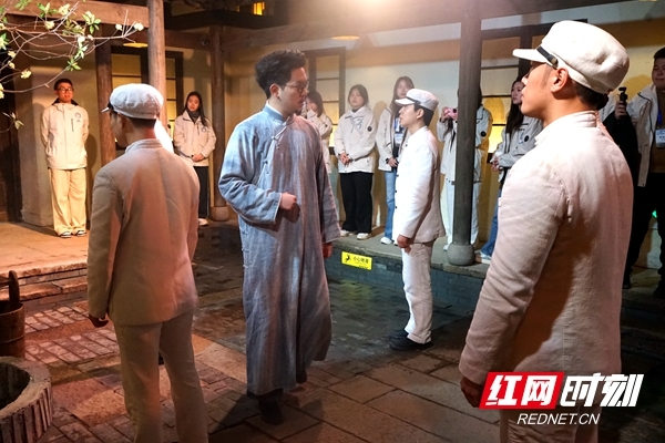 一群风华正茂的青年们在舞台上演绎青春，观众成为“戏中人”，与他们跨越时空“对话”。