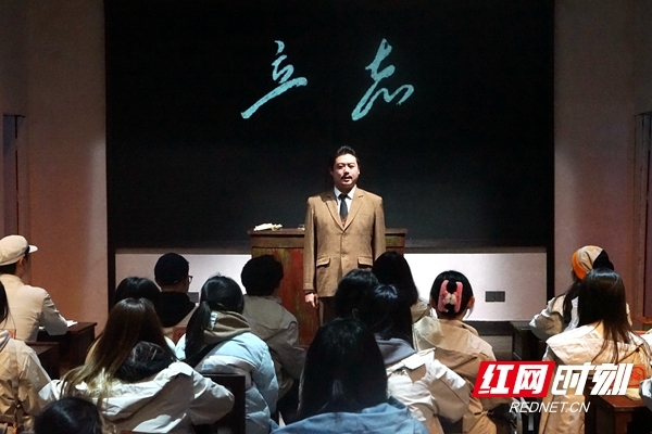 演出突破传统观演模式，打造了别具特色的沉浸式观演体验。