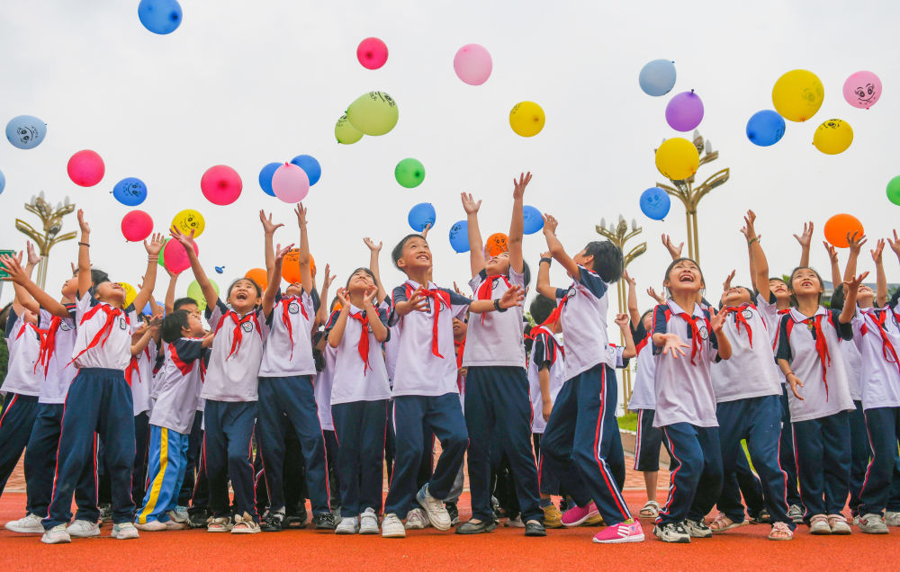 2024年5月8日，在湖南省永州市道县第二小学，学生放飞笑脸气球。新华社发（蒋克青 摄）